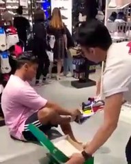 La blague qu'il fait à ce vendeur est énorme