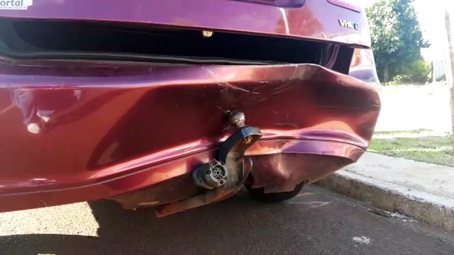 Batida de trânsito envolve três veículos na Av. Tito Muffato