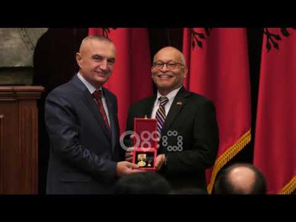 Ora News - Meta dekoron ish ambasadorin e SHBA, Arvizu