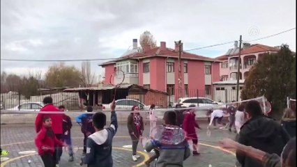 Badminton Federasyonundan köy okullarına malzeme desteği - ANKARA