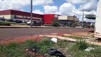 Internauta filma larvas de mosquito em obra abandonada