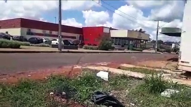 Internauta filma larvas de mosquito em obra abandonada