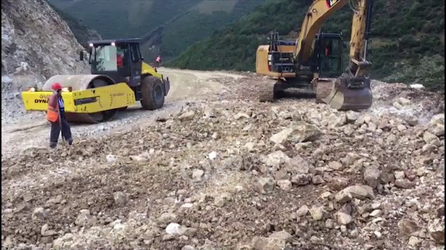Ora News - Levan-Tepelenë mbetet e bllokuar, lëvizja devijohet në rrugën e vjetër të Ballshit