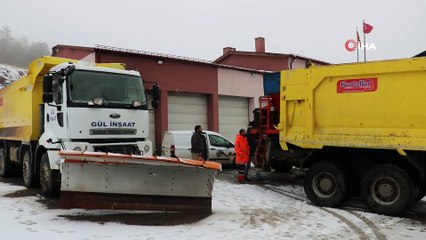Ekipler 2 bin rakımlı Gebinbeli Geçidi'nde kar nöbetinde