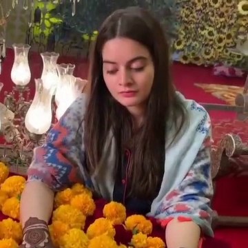 Minal Khan Applying Mehndi At Kashees for Aiman ki shadi