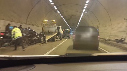 중부내륙고속도로 터널 안에서 차량 5대 추돌 / YTN