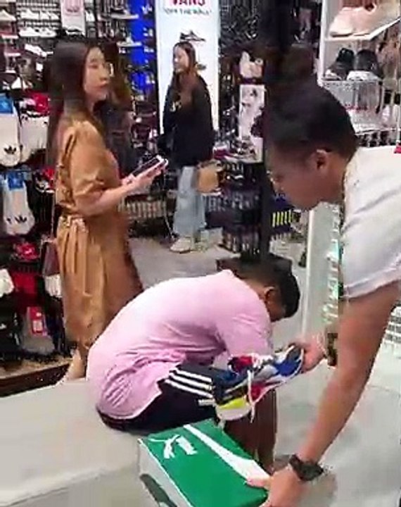 Drôle de réaction  d'un vendeur quand un client lui fait croire qu'il s'enfuit sans payer !