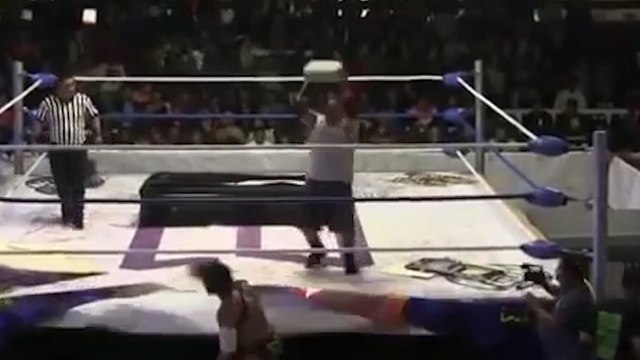Un catcheur jette une vraie brique sur la tête de son adversaire !