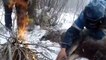 Des chasseurs sauvent un cerf coincé dans une rivière glacée en Sibérie
