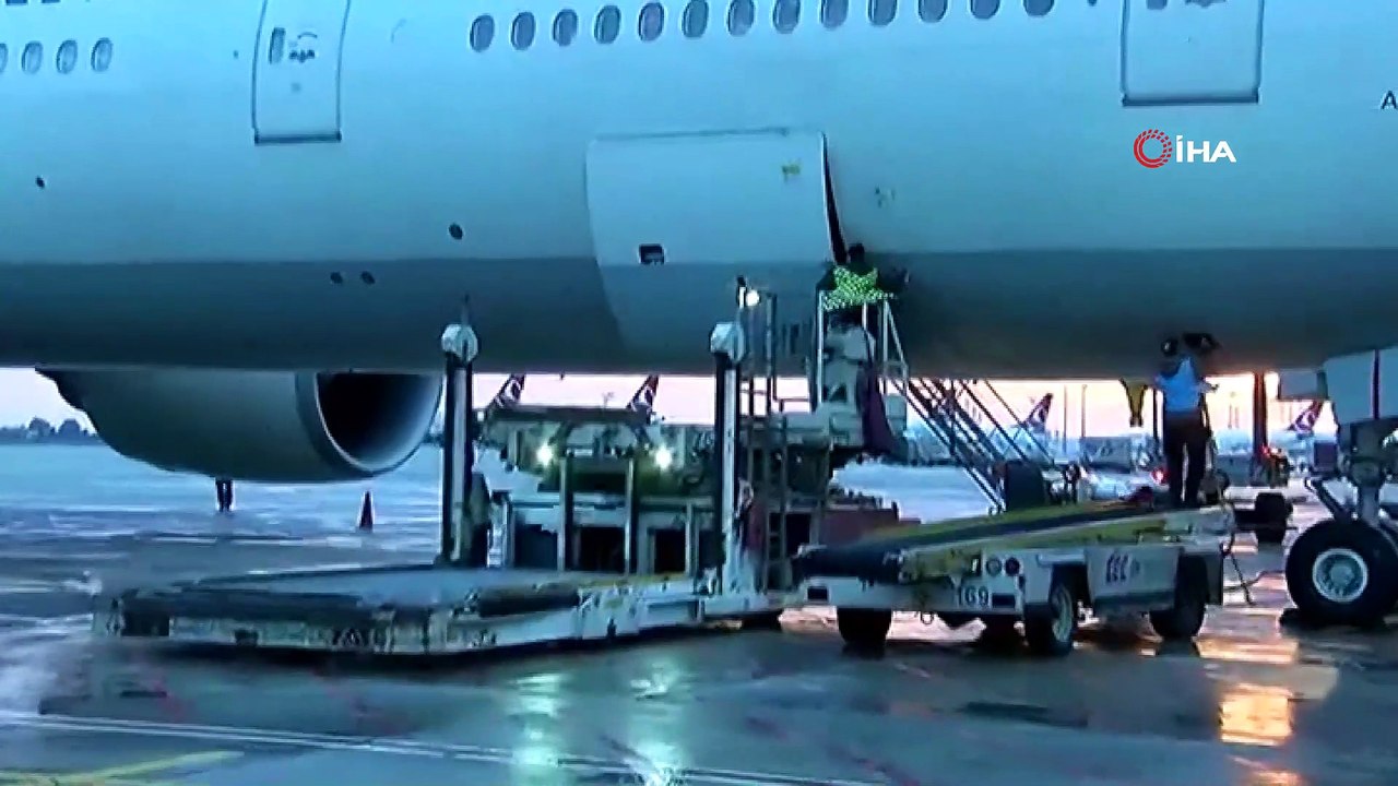 ABD’deki Zeugma parçaları Türkiye’ye iade ediliyor. Zeugma Mozaiklerine ait 12 parça, THY'nin uçağıyla ABD'den İstanbul'a getirildi. Mozaik parçaları, Gazitantep'te bulunan Zeugma Mozaik Müzesi'ne gönderilecek.