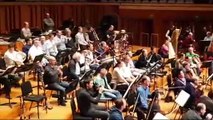 Un orchestre philharmonique souhaite un joyeux anniversaire
