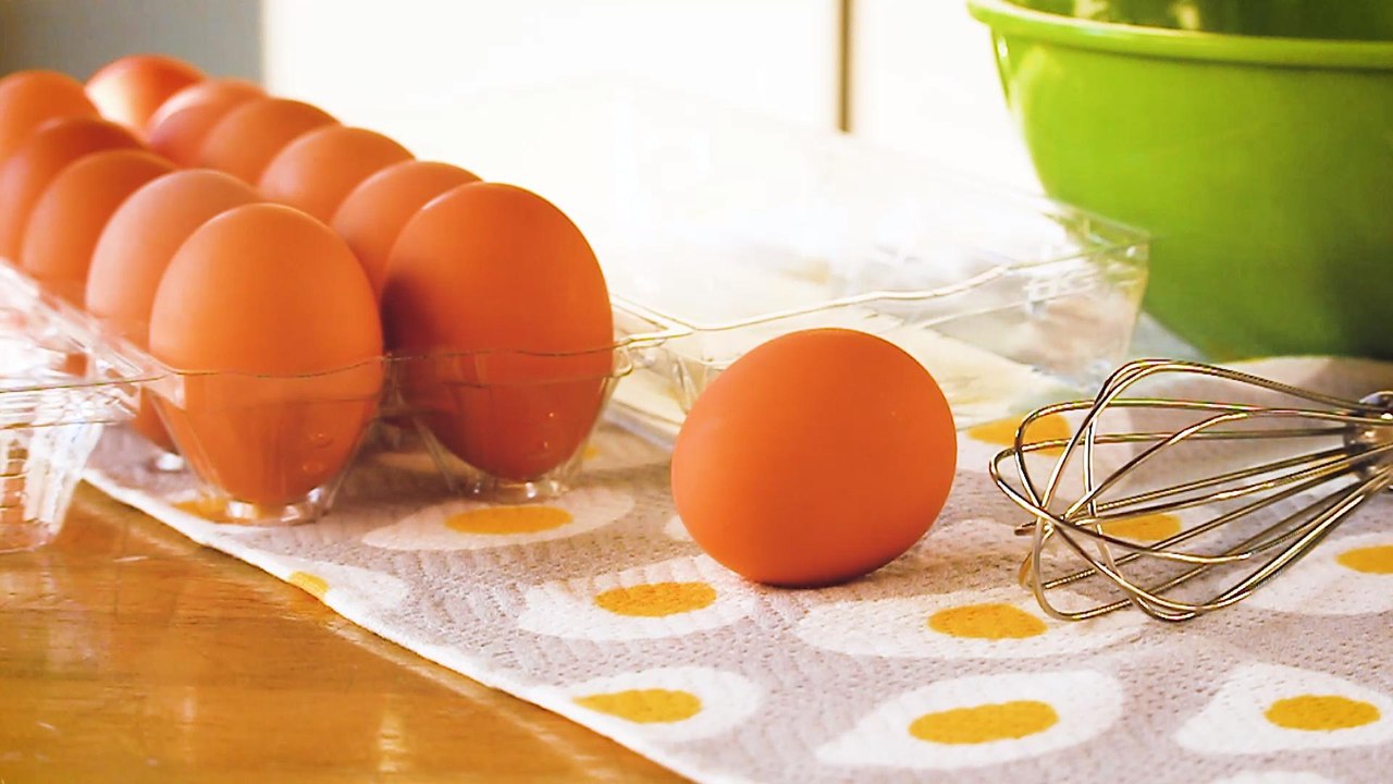 How to Crack an Egg Without Getting Shell in Your Food