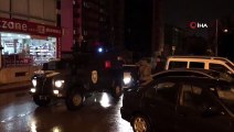 Batman’ın Hilal Mahallesi’nde hücre evine düzenlenen operasyonda teröristler ile güvenlik güçleri arasında çatışma çıktı. Teröristlerin açtığı ilk ateşte bir polis memuru ağır yaralandı.