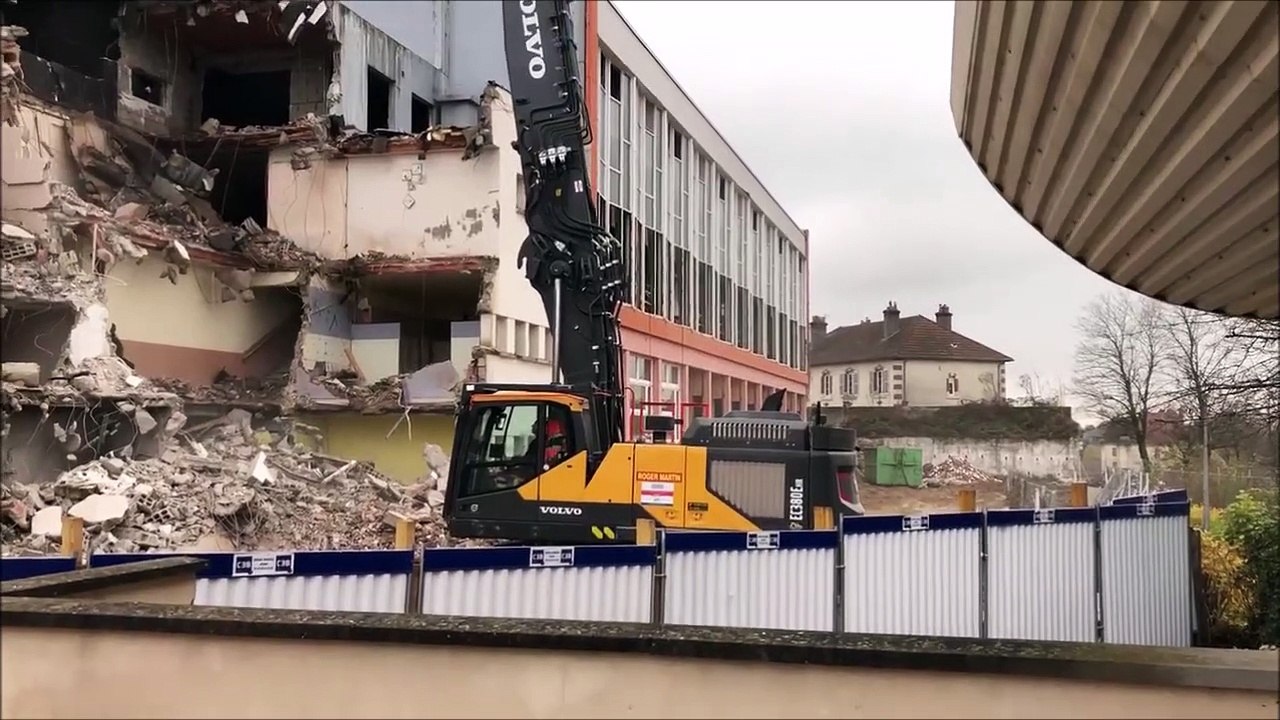 Dole: les anciens locaux de la MJC en cours de destruction