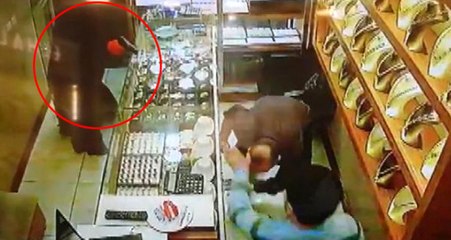 Kuyumcuya Giren Çarşaflı Soyguncu, Altınları Alamayınca Dehşet Saçtı