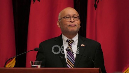 Ora News - Meta dekoron ish ambasadorin e SHBA, Arvizu