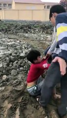 Trộm có 1 trái bắp của hai mẹ con kìa mà cái kết thương cho đứa bé quá