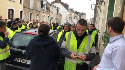 Les Gilets jaunes devant la permanence de la députée Sylvie Tolmont