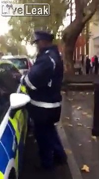 Il met un PV a une voiture de police garée sur une place handicapés !