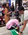 Il teste ses chaussures en sprint dans le magasin devant l'oeil effaré du vendeur !