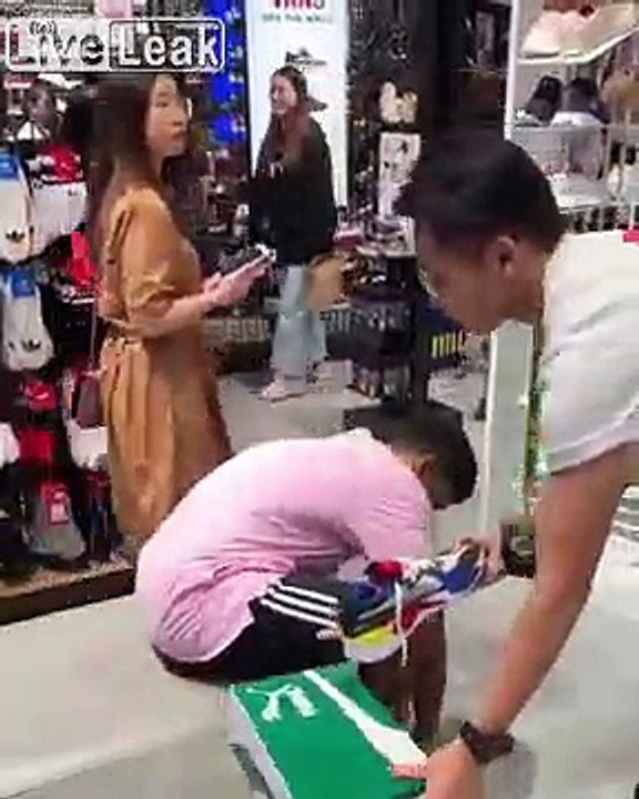 Il teste ses chaussures en sprint dans le magasin devant l'oeil effaré du vendeur !