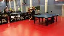 Un joueur de ping-pong marque sans regarder la balle - Norvège