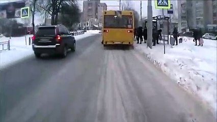 Video herunterladen: Ce jeune va etre sauvé par sa chute au moment de traverser... Bon karma