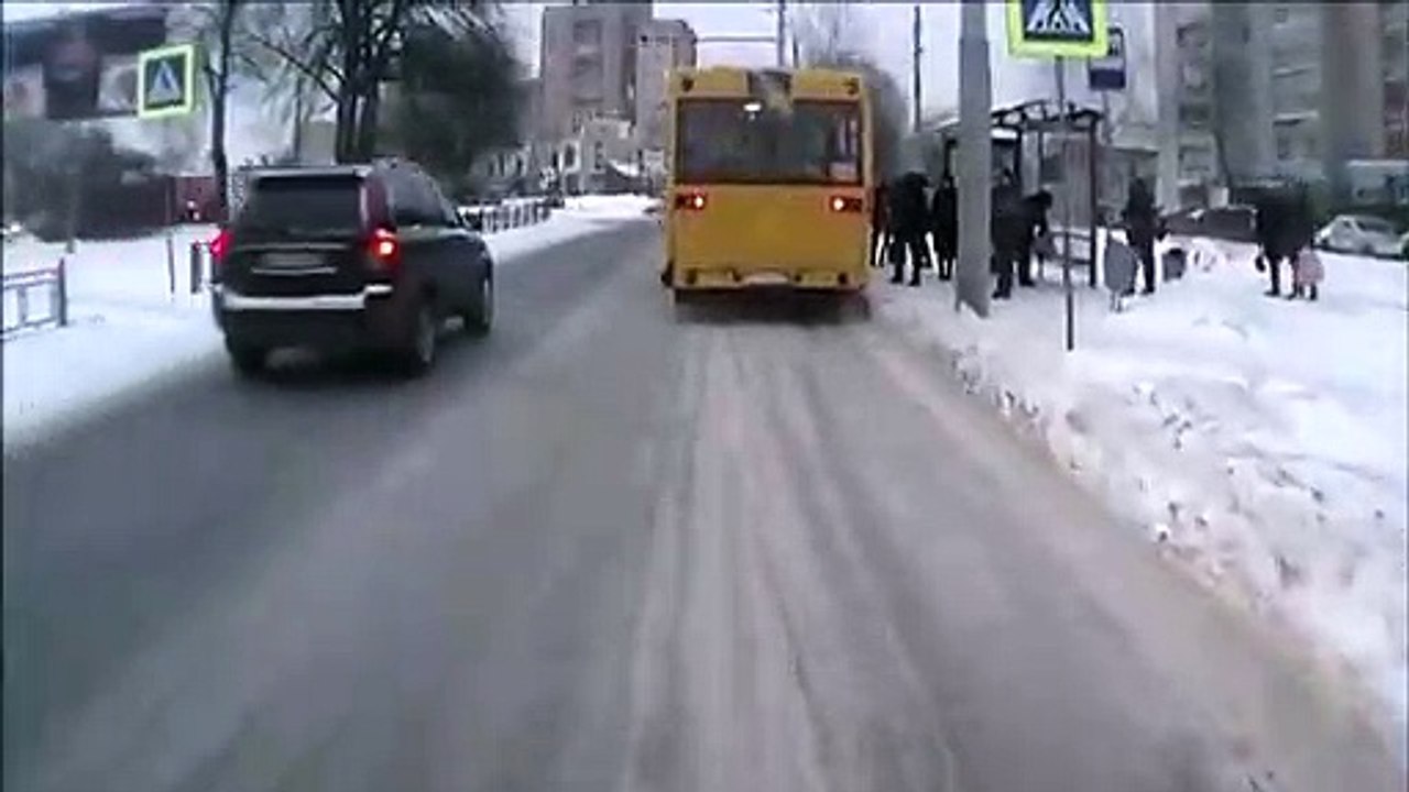 Ce jeune va etre sauvé par sa chute au moment de traverser... Bon karma