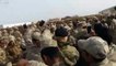 Des militaires irakiens se prennent en photo avec une femme officier francaise