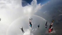Ils sautent en parachute à côté d'un arc-en-ciel... Magnifique