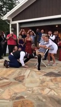 Persuadé qu'il déshabille une femme pendant ce jeu de mariage il ne va pas etre déçu... ahaha