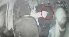 Taksi Sürücüsü, Aracına Binen Müşterinin Silahlı Saldırıya Uğradı! Kanlı Saldırı Kamerada