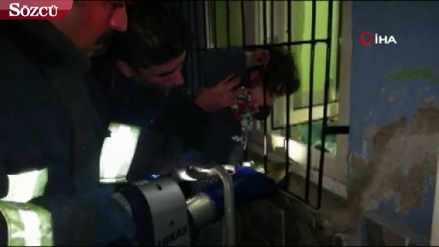 Kafası parmaklıklara sıkışan çocuğu itfaiye kurtardı