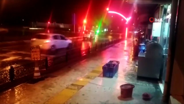 Edirne'de etkili olan sağanak yağış yolları göle çevirdi