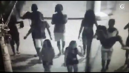 Adolescentes andando na rua