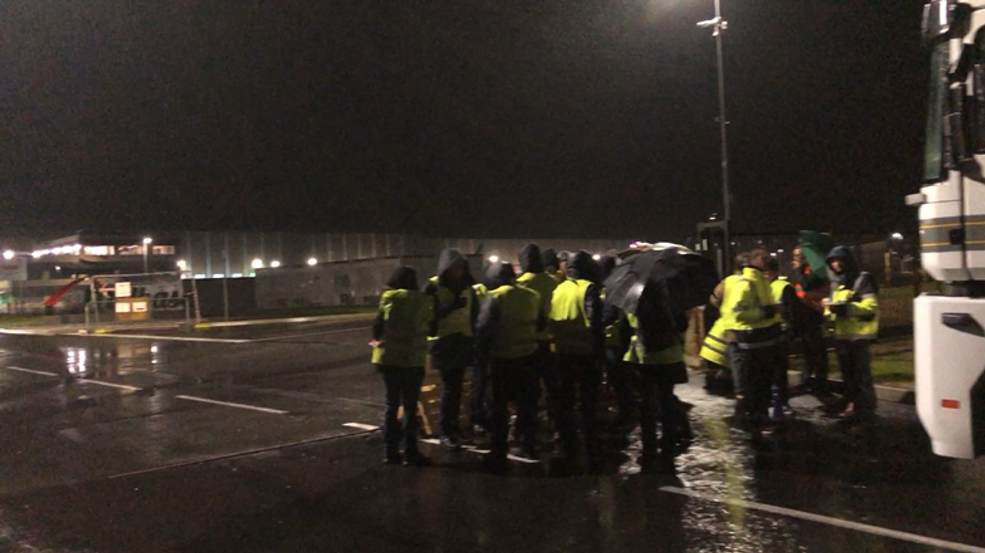 Des Gilets Jaunes Devant La Base Logistique Intermarché