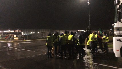 Des Gilets jaunes devant la base logistique Intermarché