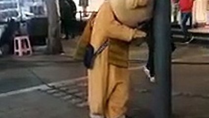 Une mascotte continue de distribuer des flyers même fatiguée