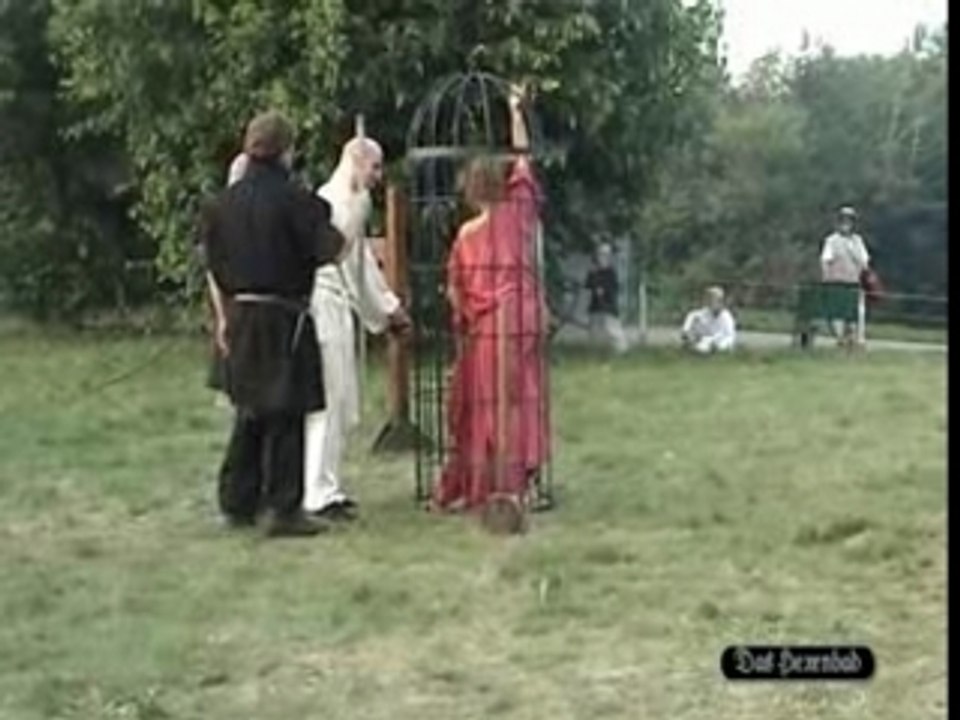 Zwei hexen im käfig