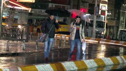 Taksim’de gece başlayan yağmur sabah saatlerinde etkili oluyor