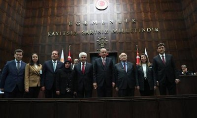 Erdoğan'la el sıkışmadı: Eli havada kaldı