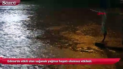 Télécharger la video: Edirne'de etkili olan sağanak yağmur hayatı olumsuz etkiledi.