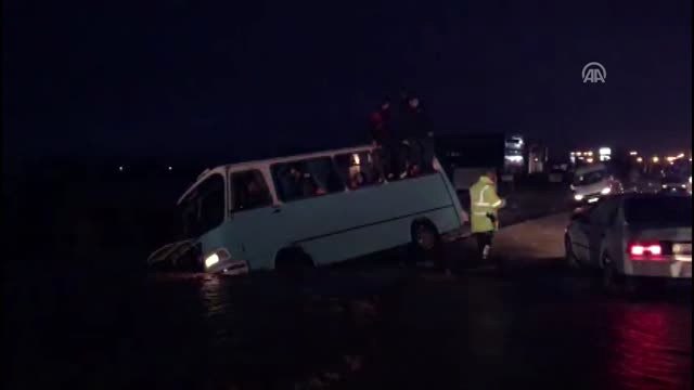 Sağanak Nedeniyle Servis Minibüsü Yan Yattı