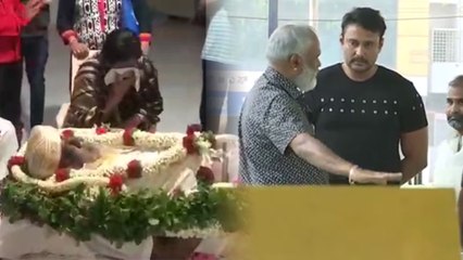 Ambareesh: ಅಂಬಿ ನಿಧನದ ಸುದ್ದಿ ದಾಸನಿಗೆ ತಿಳಿದ 'ಆ ಕ್ಷಣ'ವನ್ನ ವಿವರಿಸಿದ ನಿರ್ಮಾಪಕಿ | FILMIBEAT KANNADA