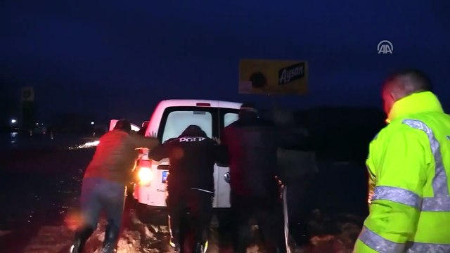 Sağanak nedeniyle servis minibüsü yan yattı (2) - EDİRNE