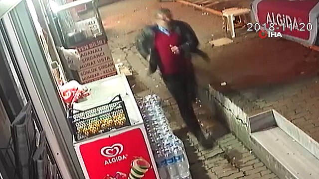 Çocuklarının attığı mesaja bakarken kapkaç mağduru oldu...Beyoğlu’nda kapkaç anı kamerada