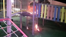 Vândalos põem fogo em pracinha infantil no Guarujá