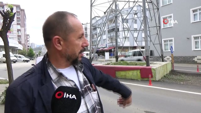 Yolun ortasındaki yüksek gerilim hattı direği şaşırtıyor