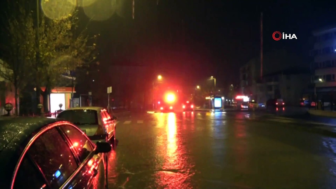 Sağanak yağmur sonrası yollar sular altında kaldı