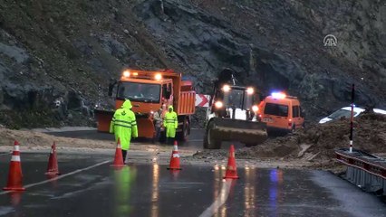Toprak kayması sonucu yol kapandı - KIRKLARELİ